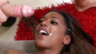 Парень кончил на лицо молодой шоколадки