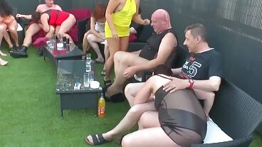 Зрелые женщины сосут члены в свингерской групповухе