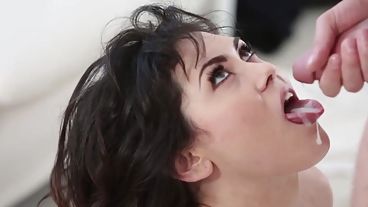 Парень вогнал в жопу толстый хер а потом кончил в рот симпатичной подруги