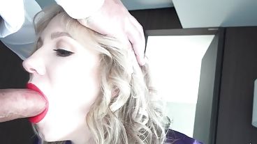 Русская секретутка сосет огромный хуй босса