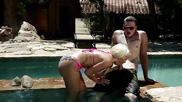 Блондинка в бикини сосет большой член в бассейне