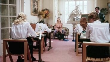 Блондинка трахается с партнером на занятиях в институте развратных девиц