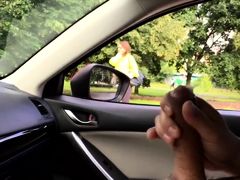 Мужик вздрочнул в машине глядя на красотку на улице