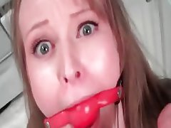 Телка с кляпом запаниковала увидев огромный хуй