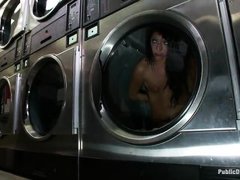 Телку раздели связали и засунули в стиральную машину